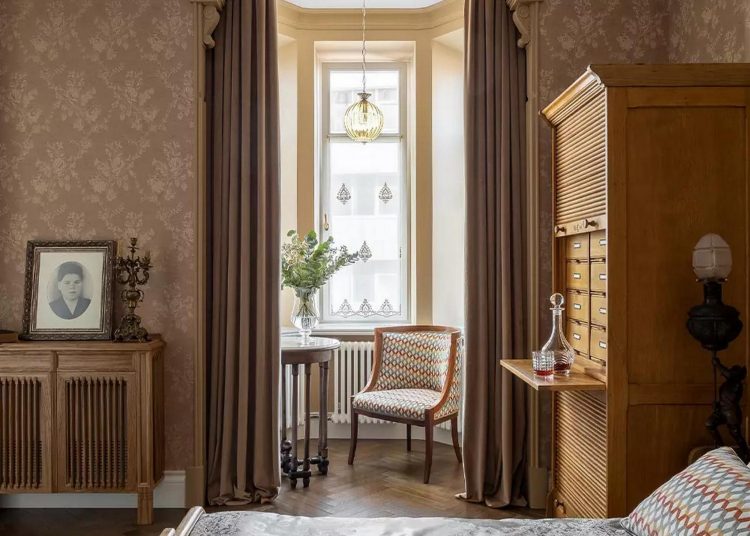 Eklektikus enteriőr régi bérházban, családi otthon több generációnak