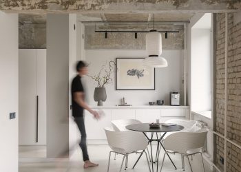 Tiszta fehér és csupasz felületek teremtenek kreatív környezetet egy lakásból kialakított tervezőirodában