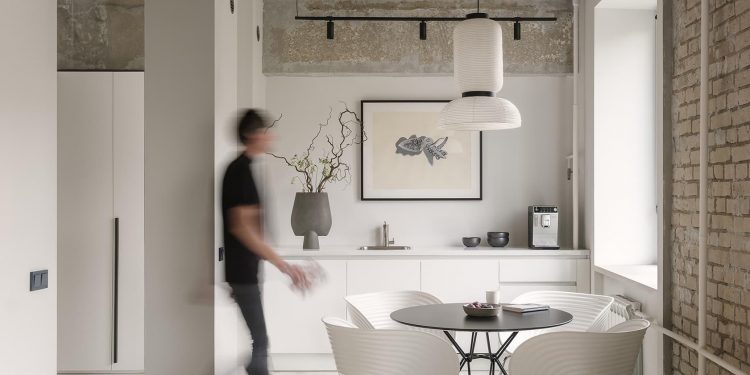 Tiszta fehér és csupasz felületek teremtenek kreatív környezetet egy lakásból kialakított tervezőirodában