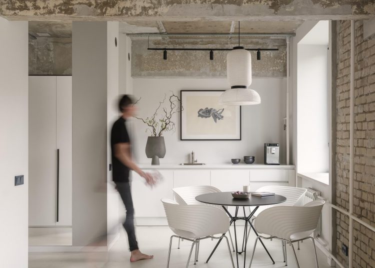 Tiszta fehér és csupasz felületek teremtenek kreatív környezetet egy lakásból kialakított tervezőirodában