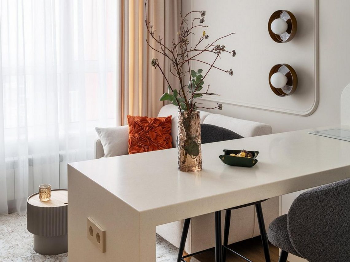 Átgondolt világítás, a tér ergonómiája, meleg színárnyalatok és változatos textúrák