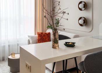 Átgondolt világítás, a tér ergonómiája, meleg színárnyalatok és változatos textúrák