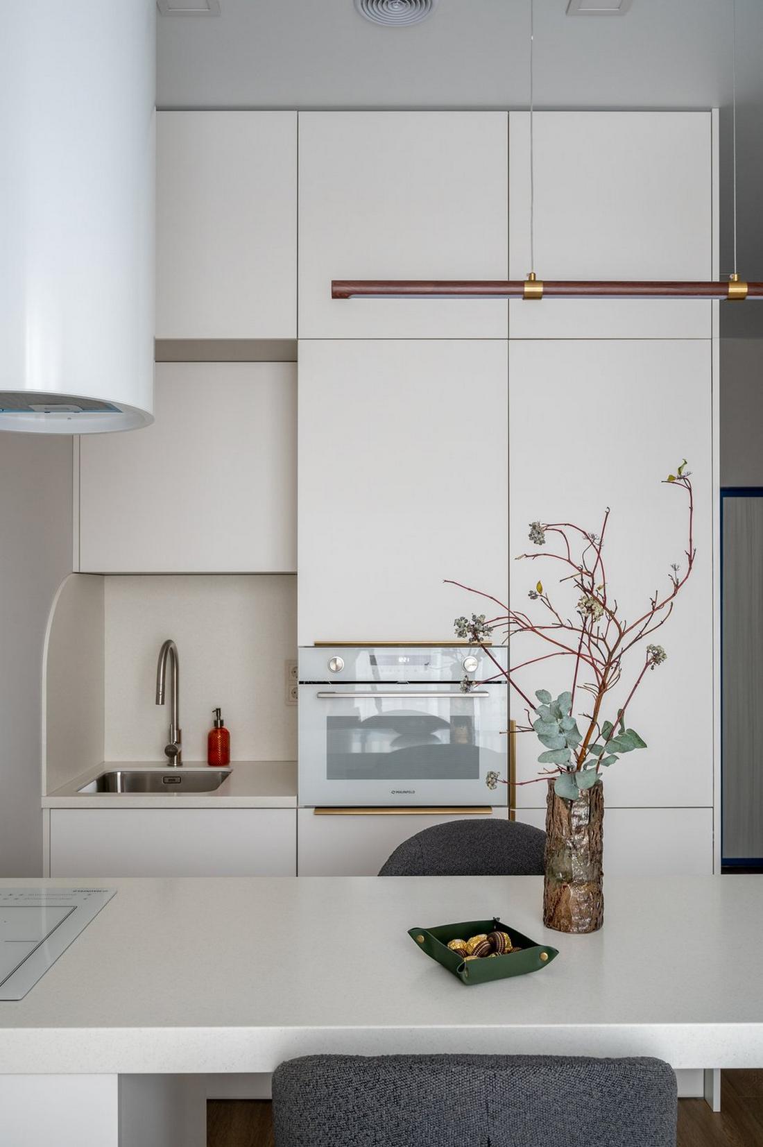 Átgondolt világítás, a tér ergonómiája, meleg színárnyalatok és változatos textúrák Átgondolt világítás, a tér ergonómiája, meleg színárnyalatok és változatos textúrák