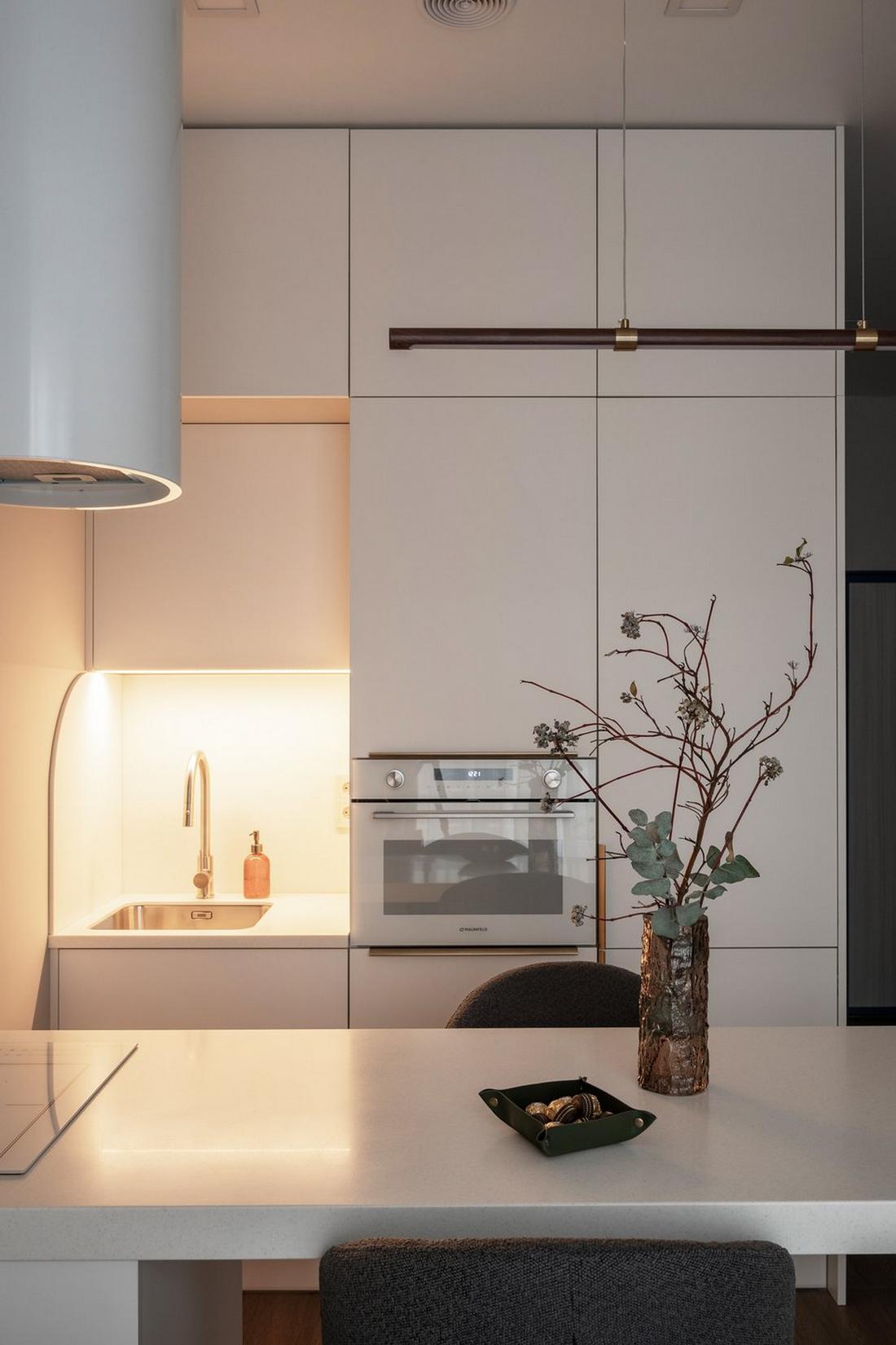 Átgondolt világítás, a tér ergonómiája, meleg színárnyalatok és változatos textúrák Átgondolt világítás, a tér ergonómiája, meleg színárnyalatok és változatos textúrák