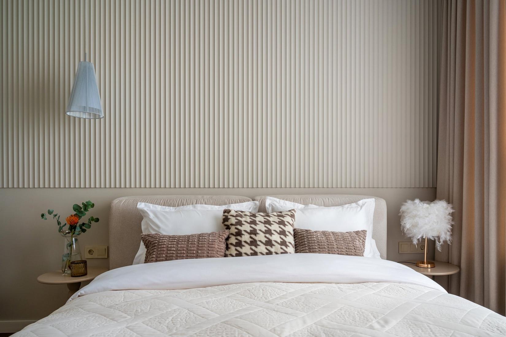 Átgondolt világítás, a tér ergonómiája, meleg színárnyalatok és változatos textúrák Átgondolt világítás, a tér ergonómiája, meleg színárnyalatok és változatos textúrák