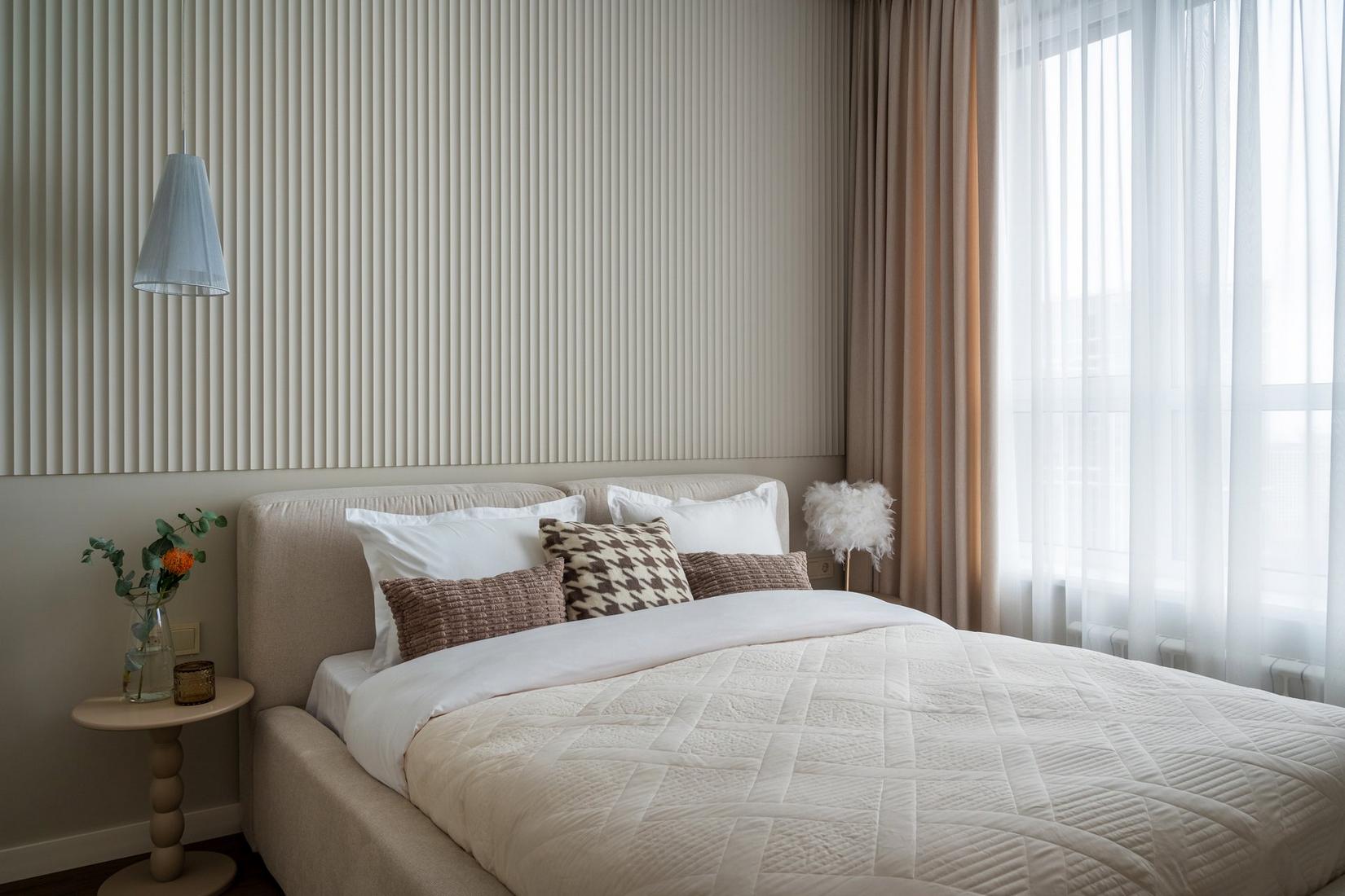 Átgondolt világítás, a tér ergonómiája, meleg színárnyalatok és változatos textúrák Átgondolt világítás, a tér ergonómiája, meleg színárnyalatok és változatos textúrák