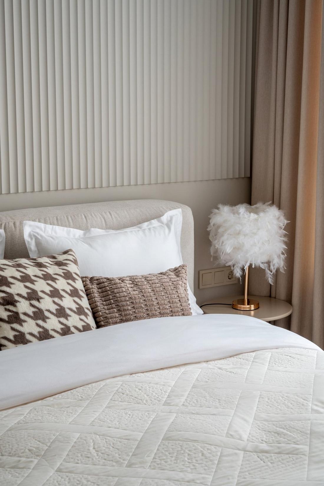 Átgondolt világítás, a tér ergonómiája, meleg színárnyalatok és változatos textúrák Átgondolt világítás, a tér ergonómiája, meleg színárnyalatok és változatos textúrák