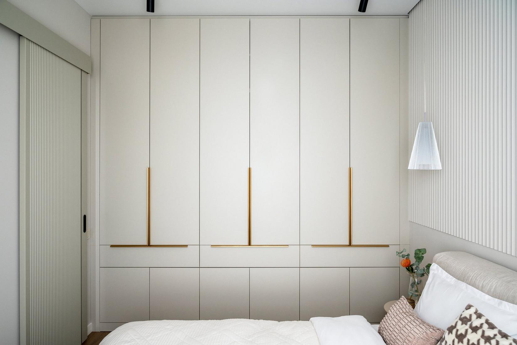 Átgondolt világítás, a tér ergonómiája, meleg színárnyalatok és változatos textúrák Átgondolt világítás, a tér ergonómiája, meleg színárnyalatok és változatos textúrák