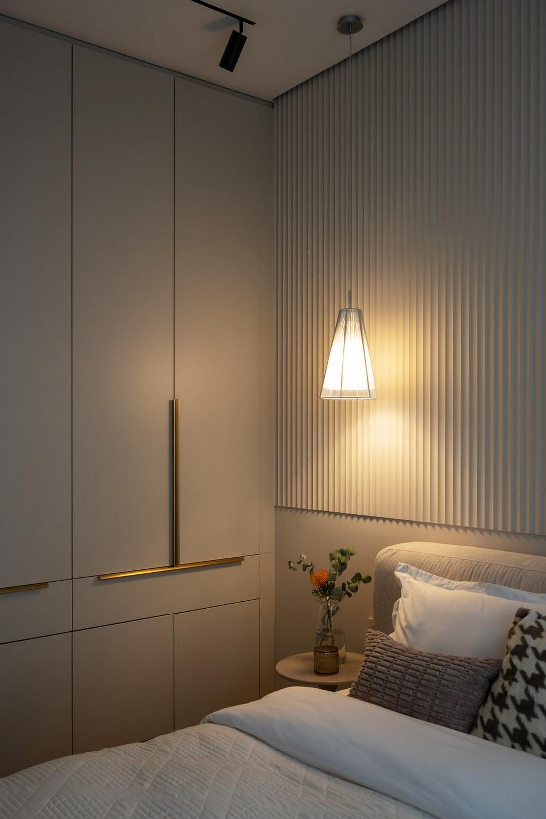 Átgondolt világítás, a tér ergonómiája, meleg színárnyalatok és változatos textúrák Átgondolt világítás, a tér ergonómiája, meleg színárnyalatok és változatos textúrák