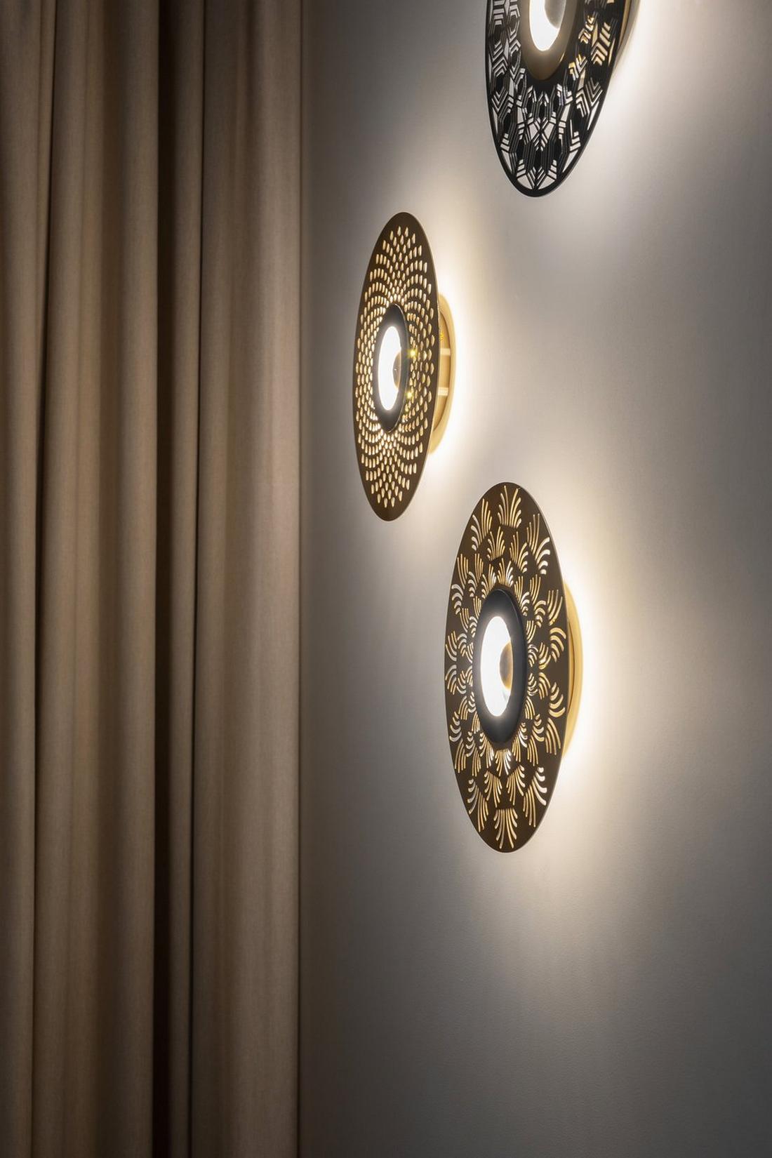 Átgondolt világítás, a tér ergonómiája, meleg színárnyalatok és változatos textúrák Átgondolt világítás, a tér ergonómiája, meleg színárnyalatok és változatos textúrák