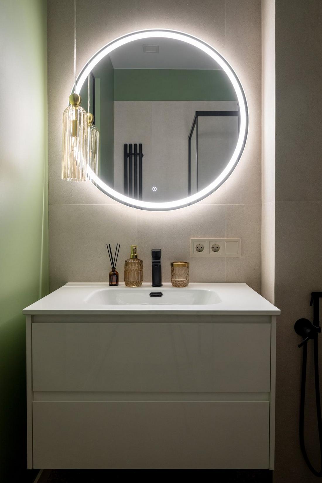 Átgondolt világítás, a tér ergonómiája, meleg színárnyalatok és változatos textúrák Átgondolt világítás, a tér ergonómiája, meleg színárnyalatok és változatos textúrák