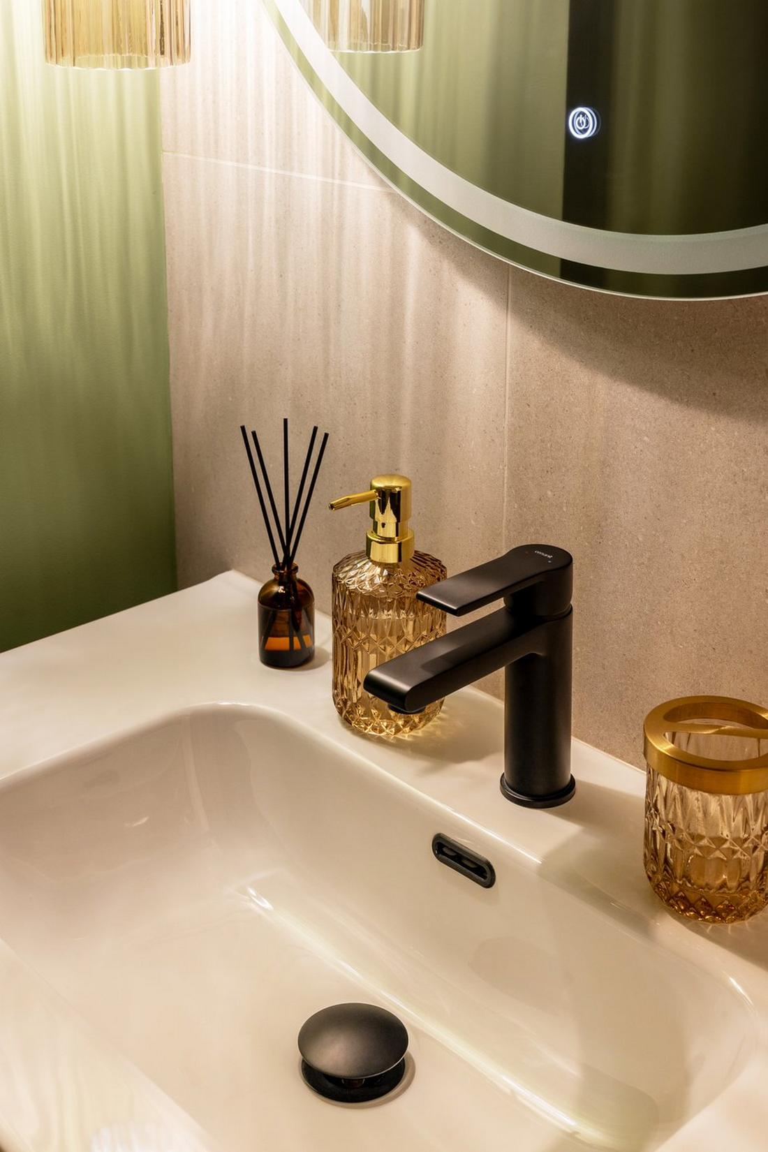 Átgondolt világítás, a tér ergonómiája, meleg színárnyalatok és változatos textúrák Átgondolt világítás, a tér ergonómiája, meleg színárnyalatok és változatos textúrák