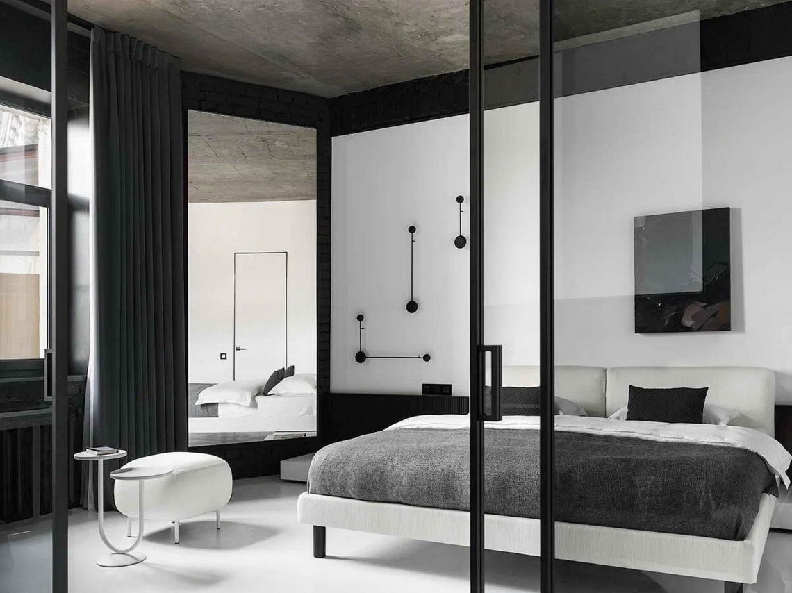 Fekete-fehér berendezés, beton mennyezet és kontrasztok játéka nő 60m2-es lakásában