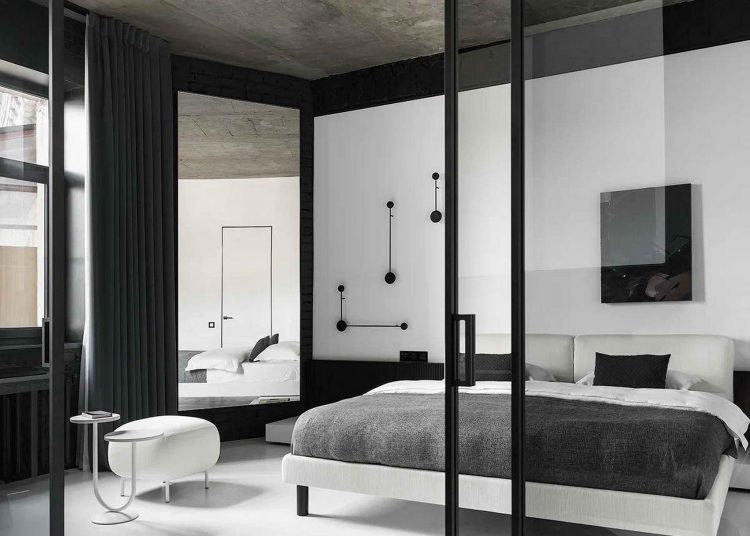 Fekete-fehér berendezés, beton mennyezet és kontrasztok játéka nő 60m2-es lakásában