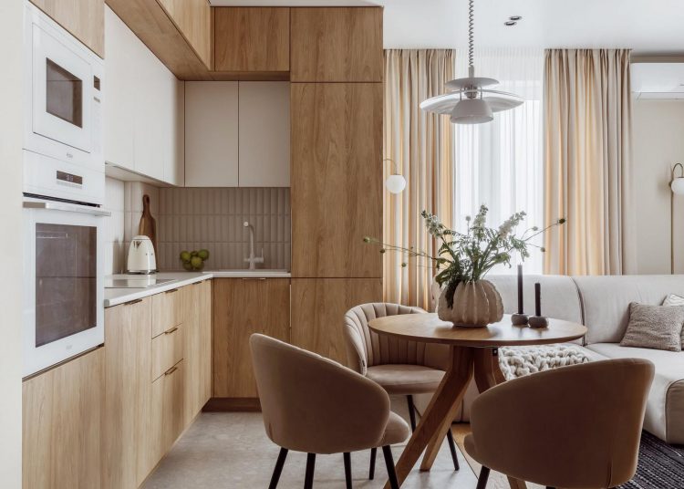 Fiatal házaspár első közös lakása: japandi stílus, finom, természetes színárnyalatok