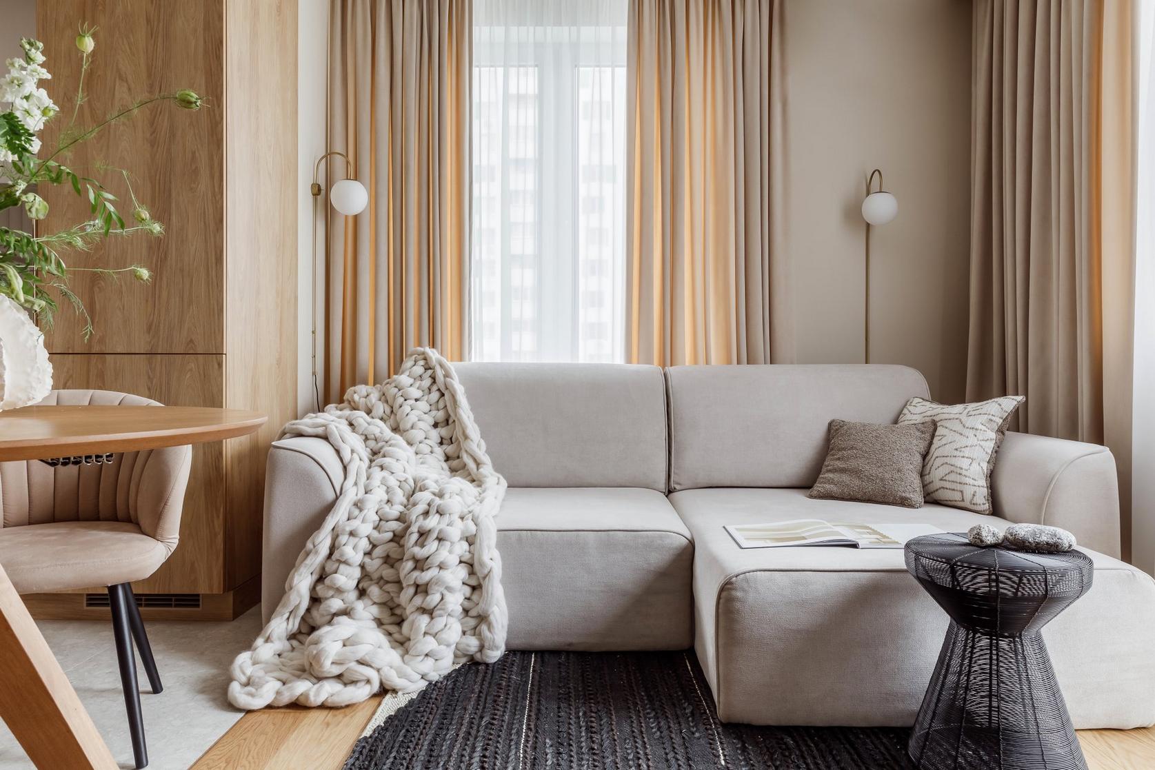 Fiatal házaspár első közös lakása: japandi stílus, finom, természetes színárnyalatok Fiatal házaspár első közös lakása: japandi stílus, finom, természetes színárnyalatok