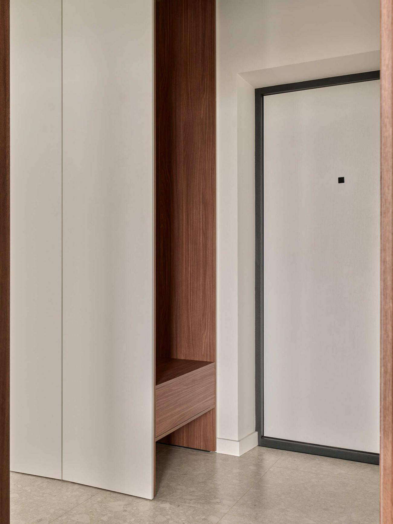 Gurulós mobil konyhasziget informatikus pár és egy cica praktikus új otthonában Gurulós mobil konyhasziget informatikus pár és egy cica praktikus új otthonában