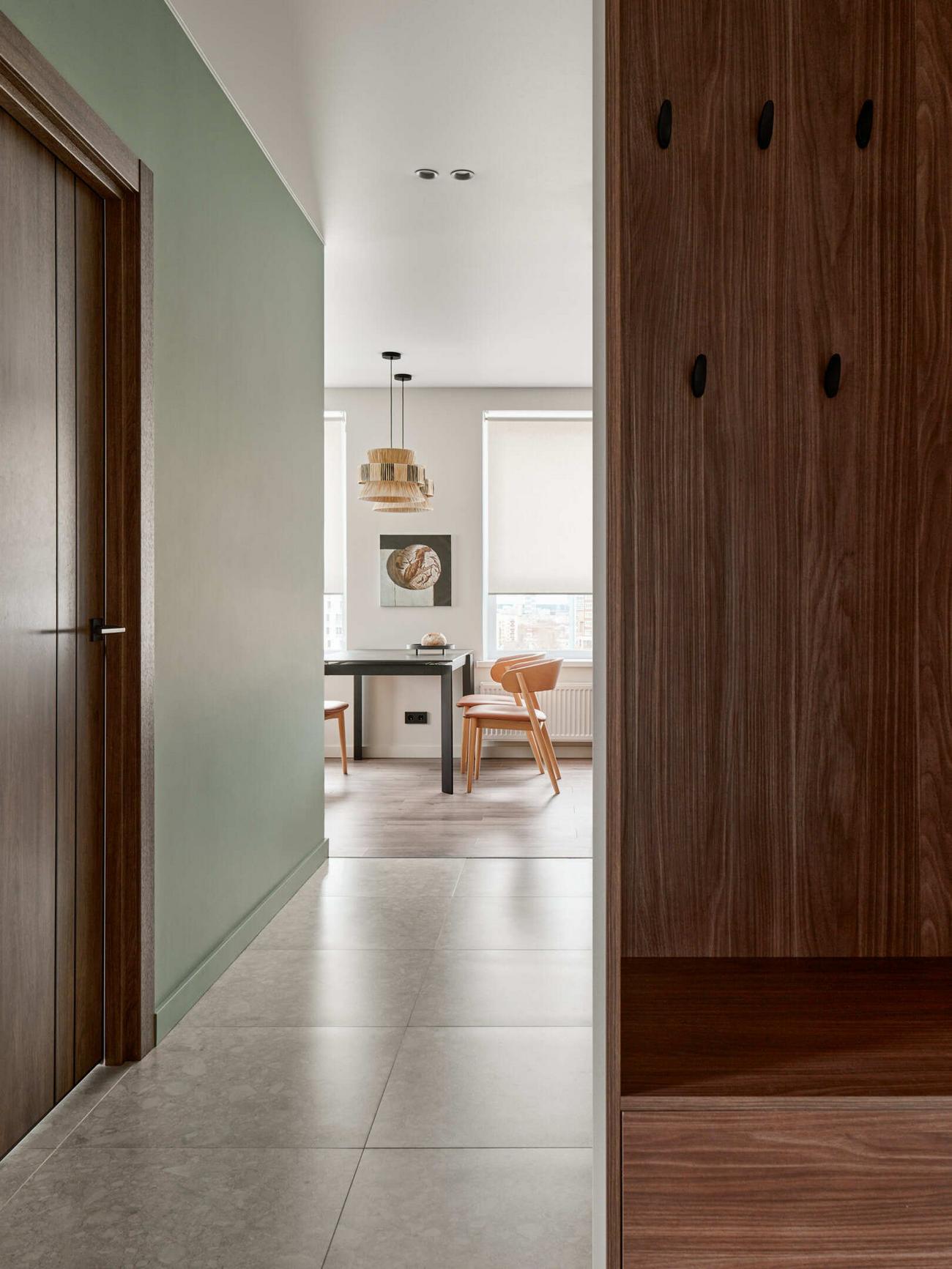 Gurulós mobil konyhasziget informatikus pár és egy cica praktikus új otthonában Gurulós mobil konyhasziget informatikus pár és egy cica praktikus új otthonában