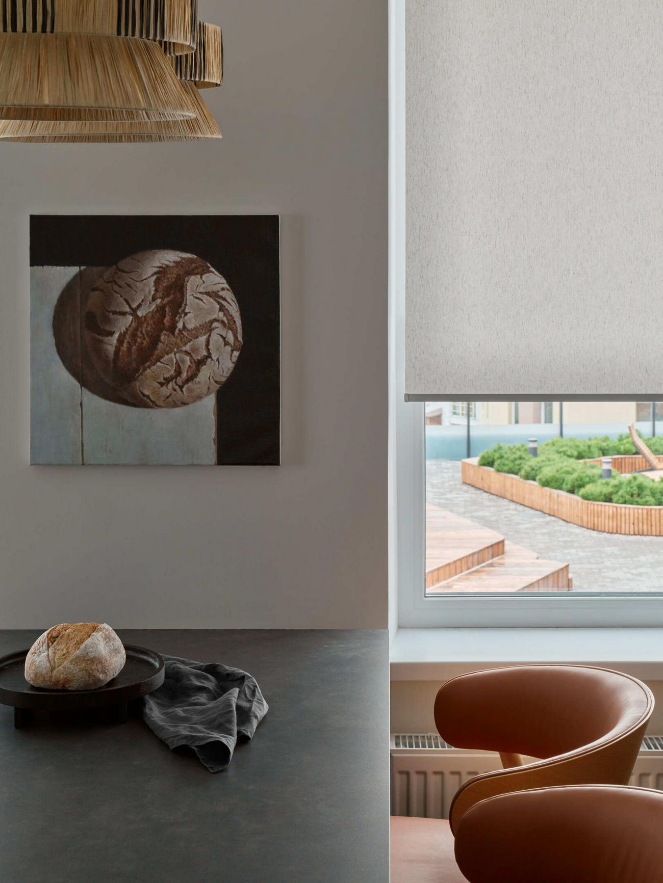 Gurulós mobil konyhasziget informatikus pár és egy cica praktikus új otthonában Gurulós mobil konyhasziget informatikus pár és egy cica praktikus új otthonában