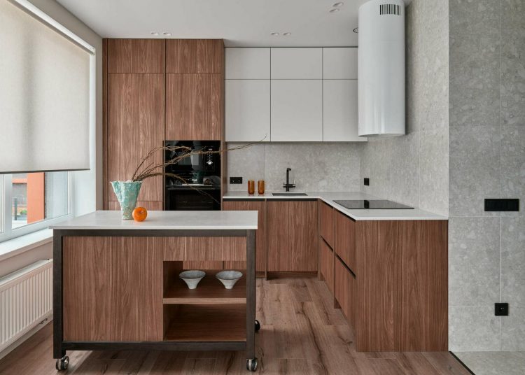 Gurulós mobil konyhasziget informatikus pár és egy cica praktikus új otthonában