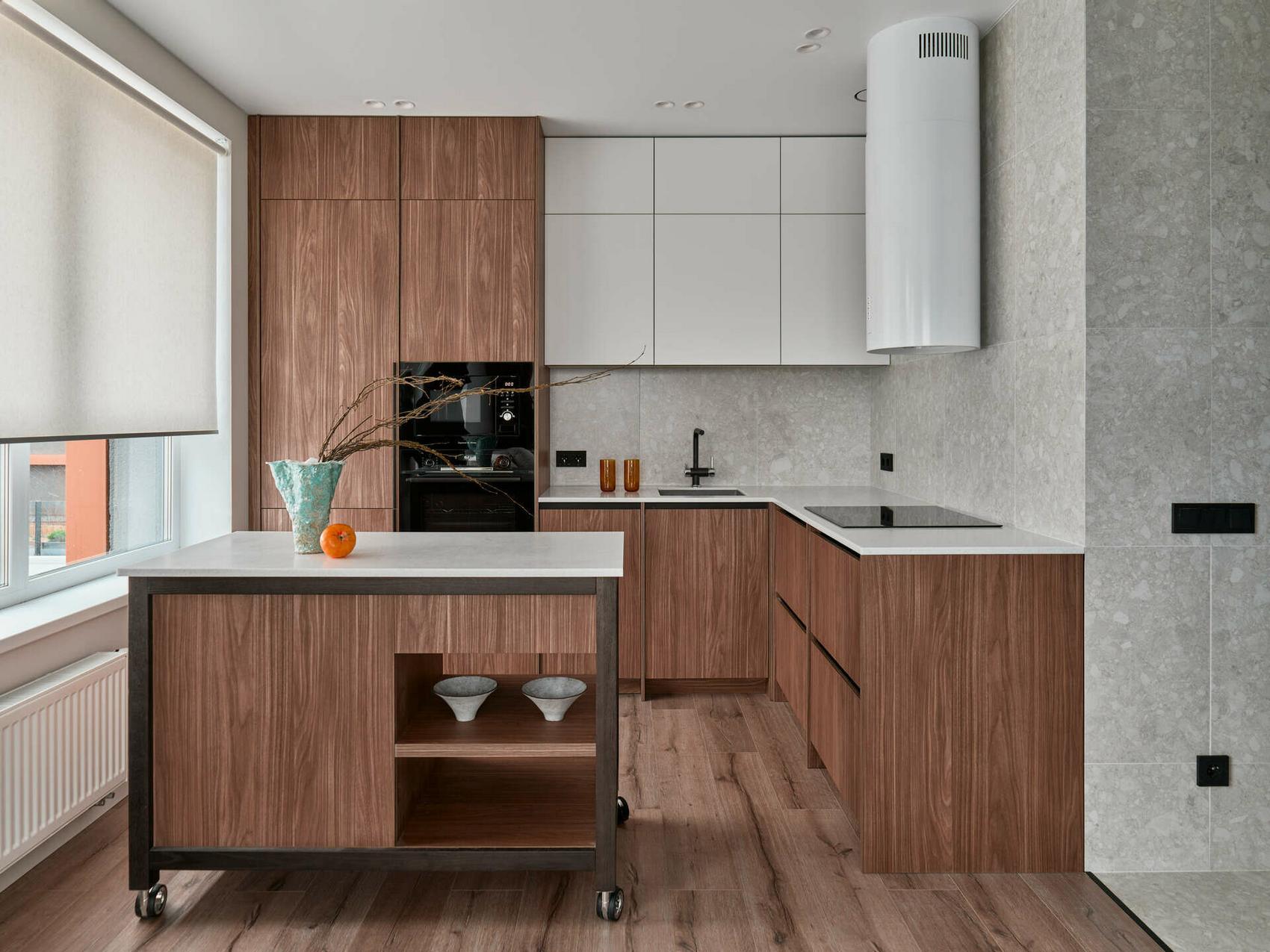 Gurulós mobil konyhasziget informatikus pár és egy cica praktikus új otthonában Gurulós mobil konyhasziget informatikus pár és egy cica praktikus új otthonában