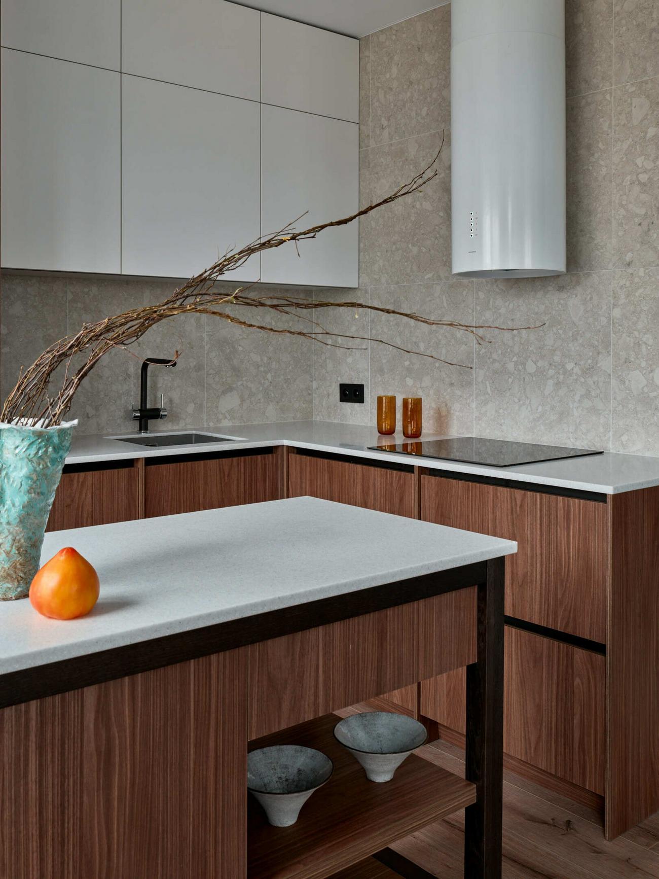 Gurulós mobil konyhasziget informatikus pár és egy cica praktikus új otthonában Gurulós mobil konyhasziget informatikus pár és egy cica praktikus új otthonában