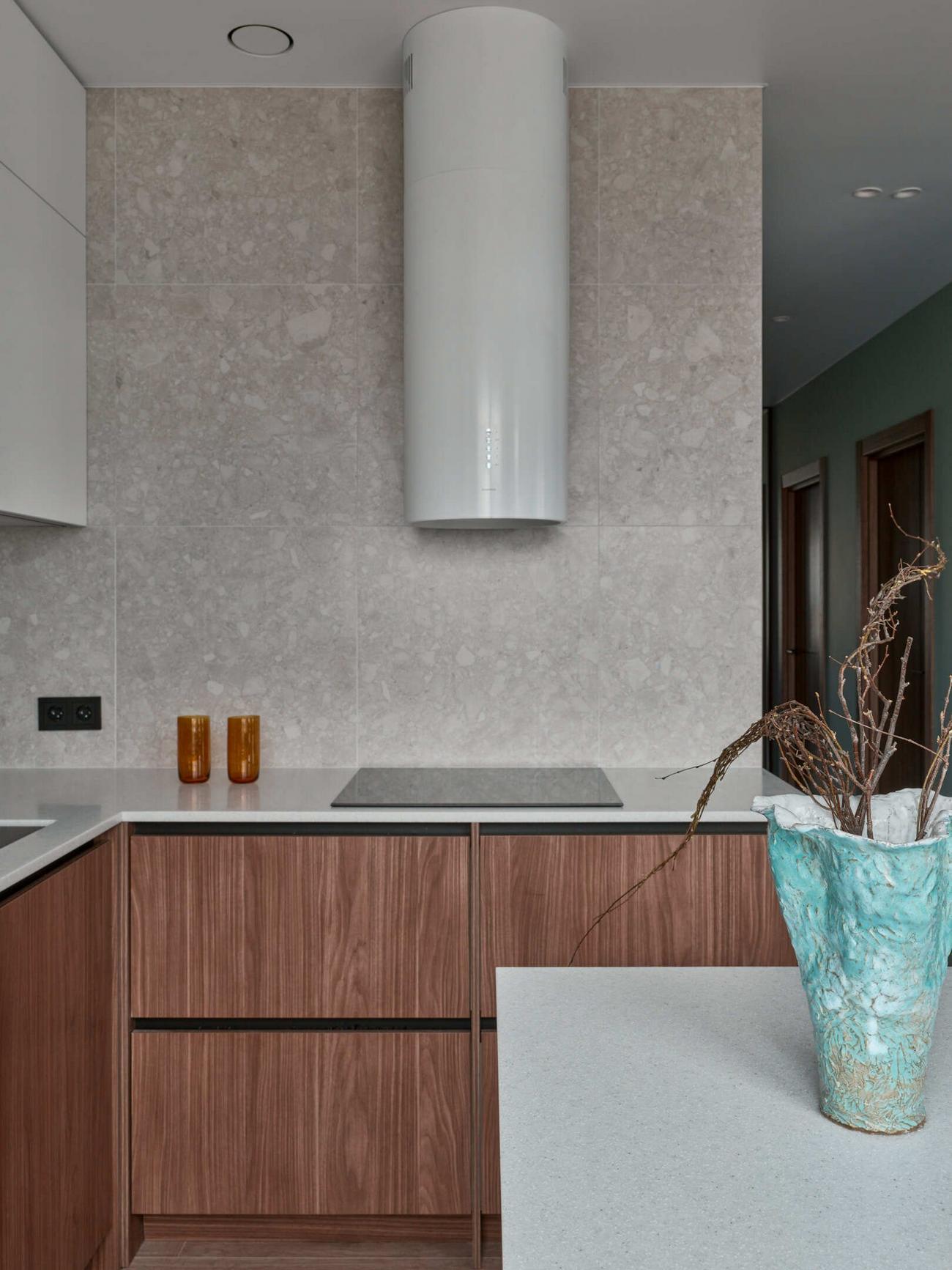 Gurulós mobil konyhasziget informatikus pár és egy cica praktikus új otthonában Gurulós mobil konyhasziget informatikus pár és egy cica praktikus új otthonában