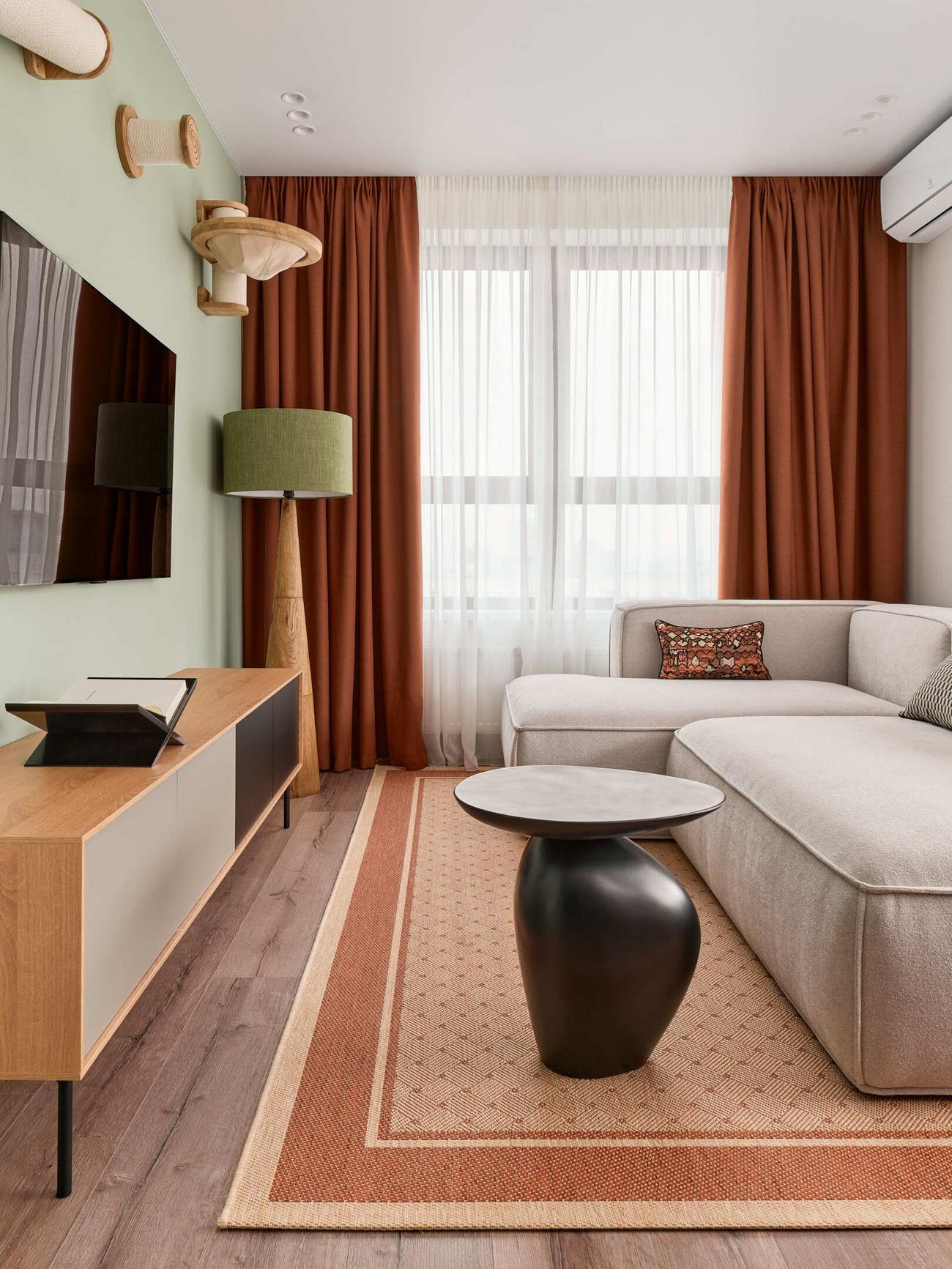 Gurulós mobil konyhasziget informatikus pár és egy cica praktikus új otthonában Gurulós mobil konyhasziget informatikus pár és egy cica praktikus új otthonában