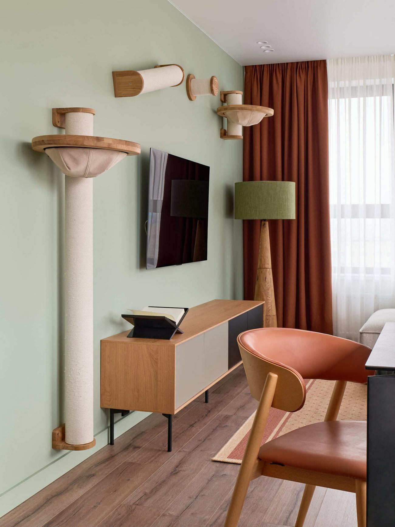 Gurulós mobil konyhasziget informatikus pár és egy cica praktikus új otthonában Gurulós mobil konyhasziget informatikus pár és egy cica praktikus új otthonában