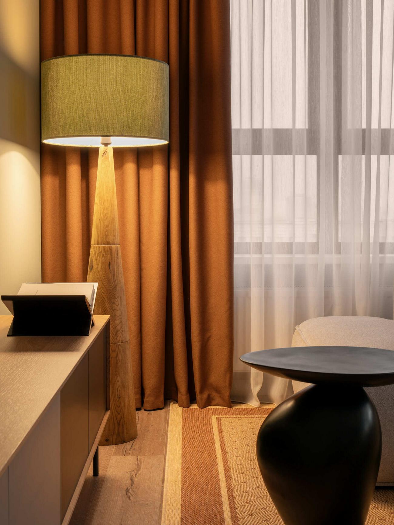 Gurulós mobil konyhasziget informatikus pár és egy cica praktikus új otthonában Gurulós mobil konyhasziget informatikus pár és egy cica praktikus új otthonában