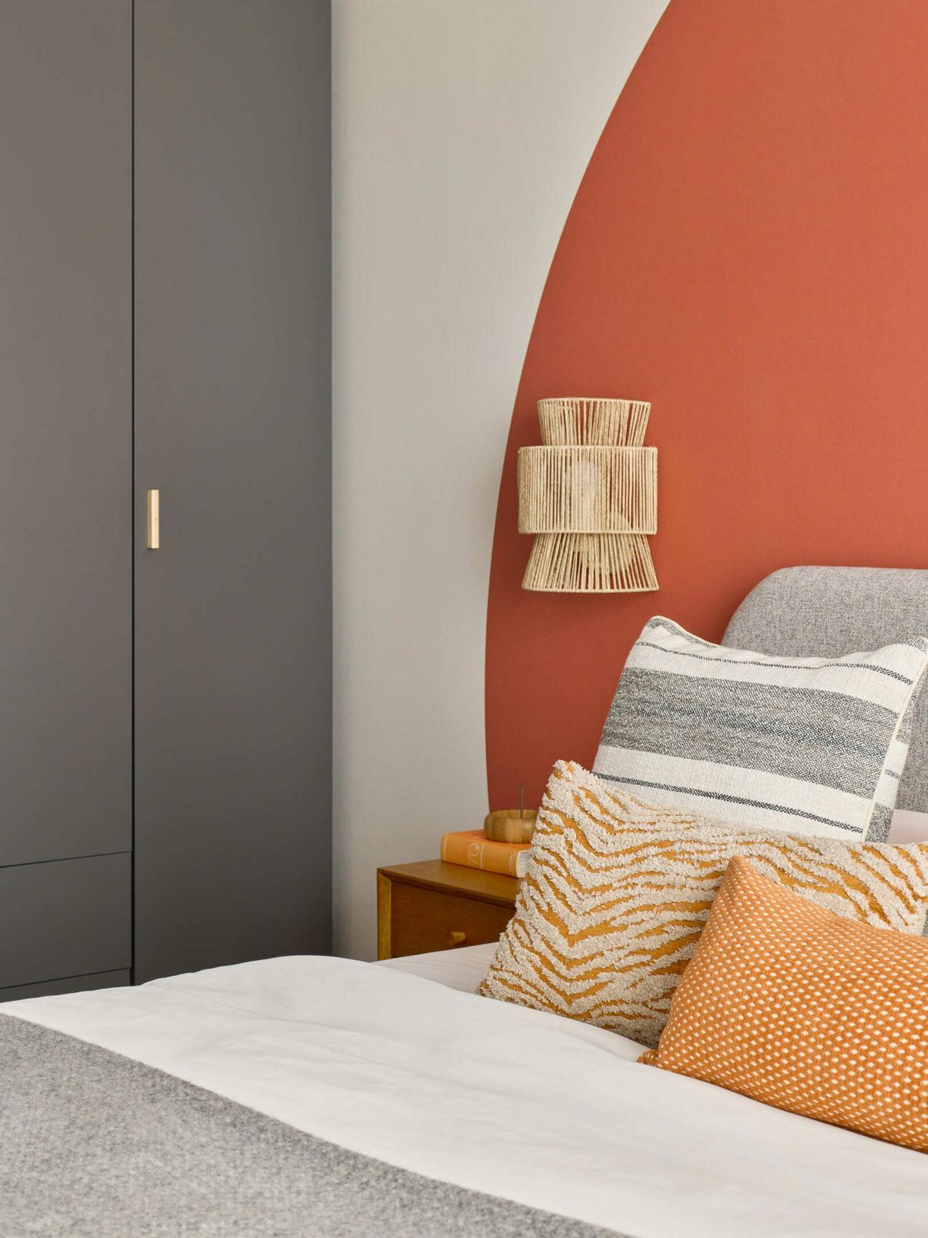 Gurulós mobil konyhasziget informatikus pár és egy cica praktikus új otthonában Gurulós mobil konyhasziget informatikus pár és egy cica praktikus új otthonában