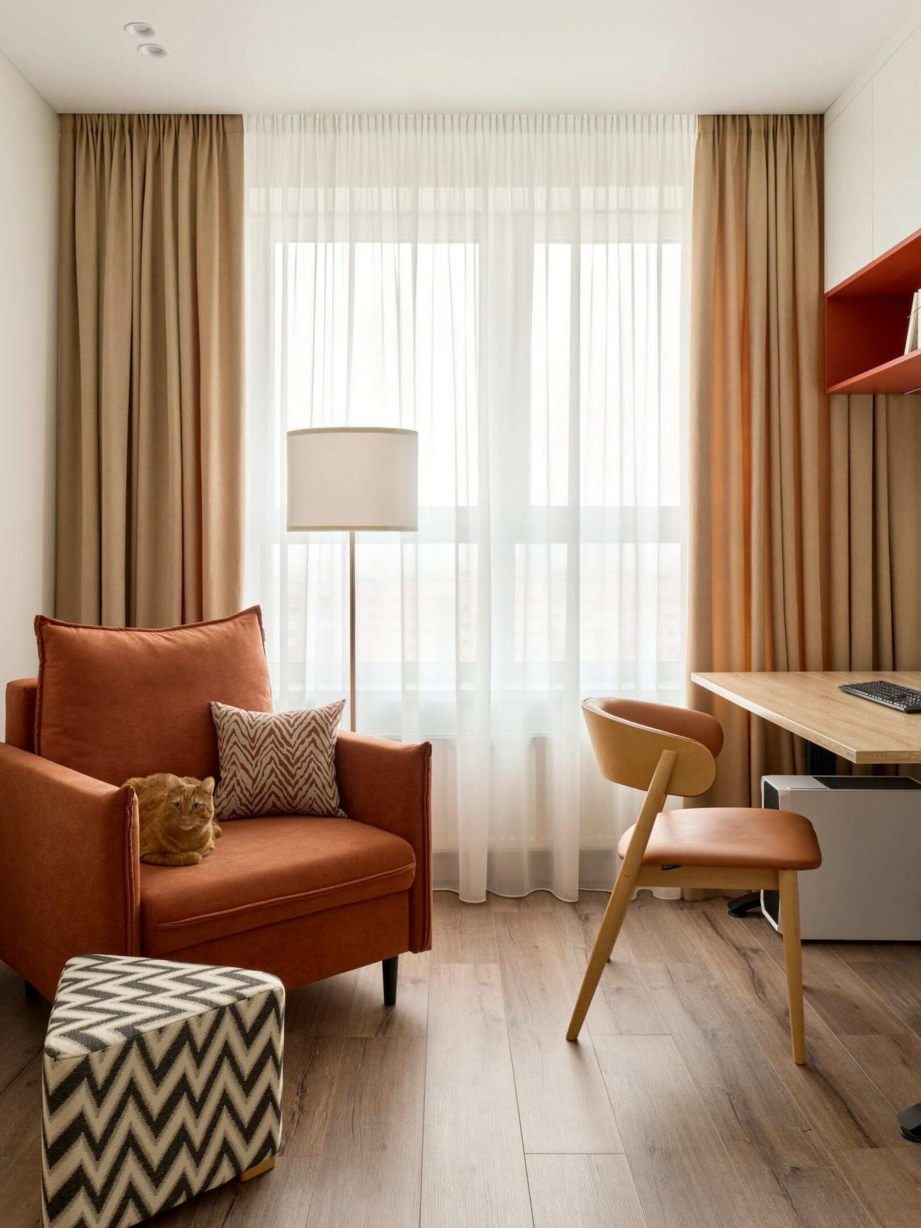 Gurulós mobil konyhasziget informatikus pár és egy cica praktikus új otthonában Gurulós mobil konyhasziget informatikus pár és egy cica praktikus új otthonában