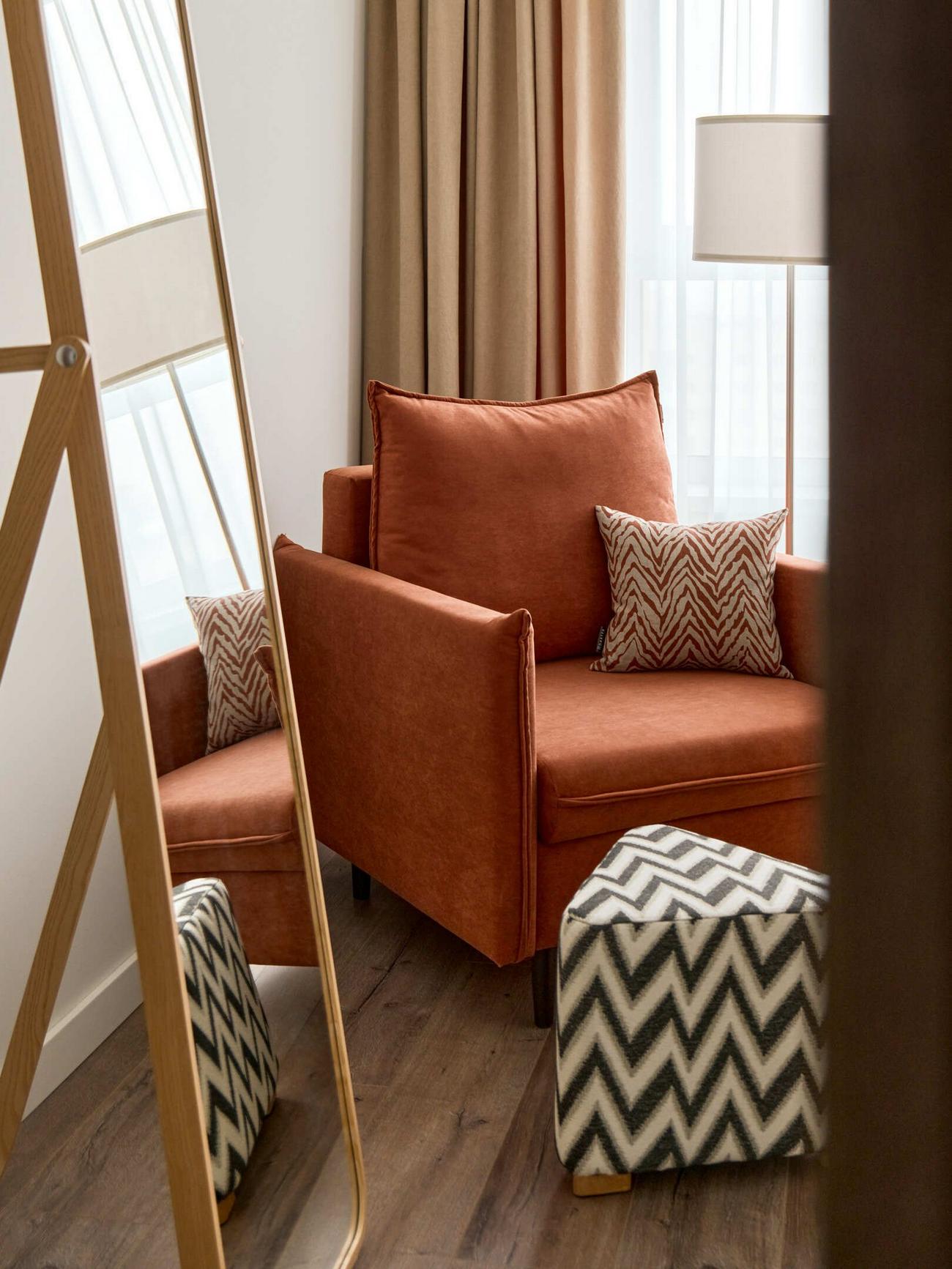 Gurulós mobil konyhasziget informatikus pár és egy cica praktikus új otthonában Gurulós mobil konyhasziget informatikus pár és egy cica praktikus új otthonában