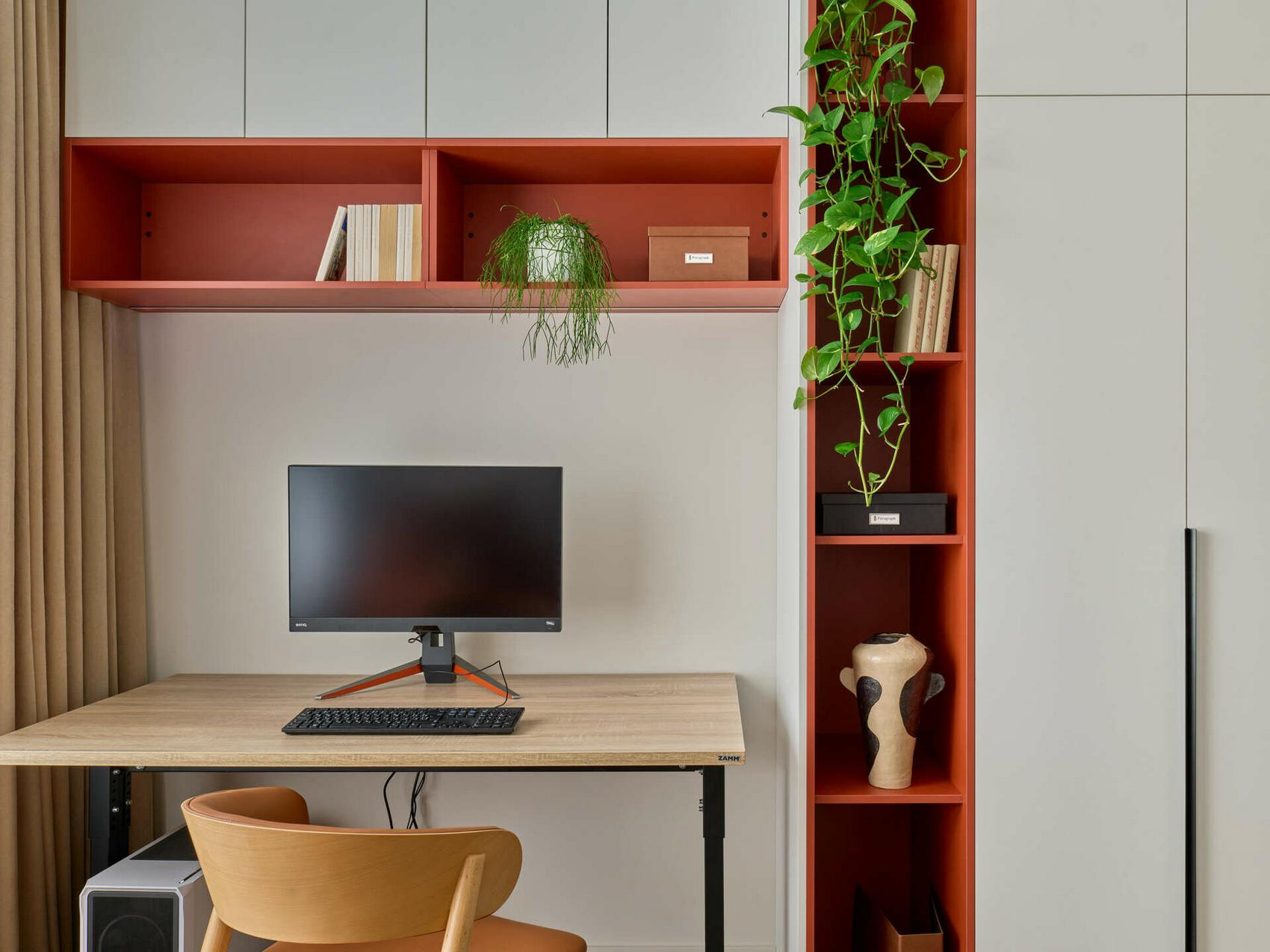 Gurulós mobil konyhasziget informatikus pár és egy cica praktikus új otthonában Gurulós mobil konyhasziget informatikus pár és egy cica praktikus új otthonában