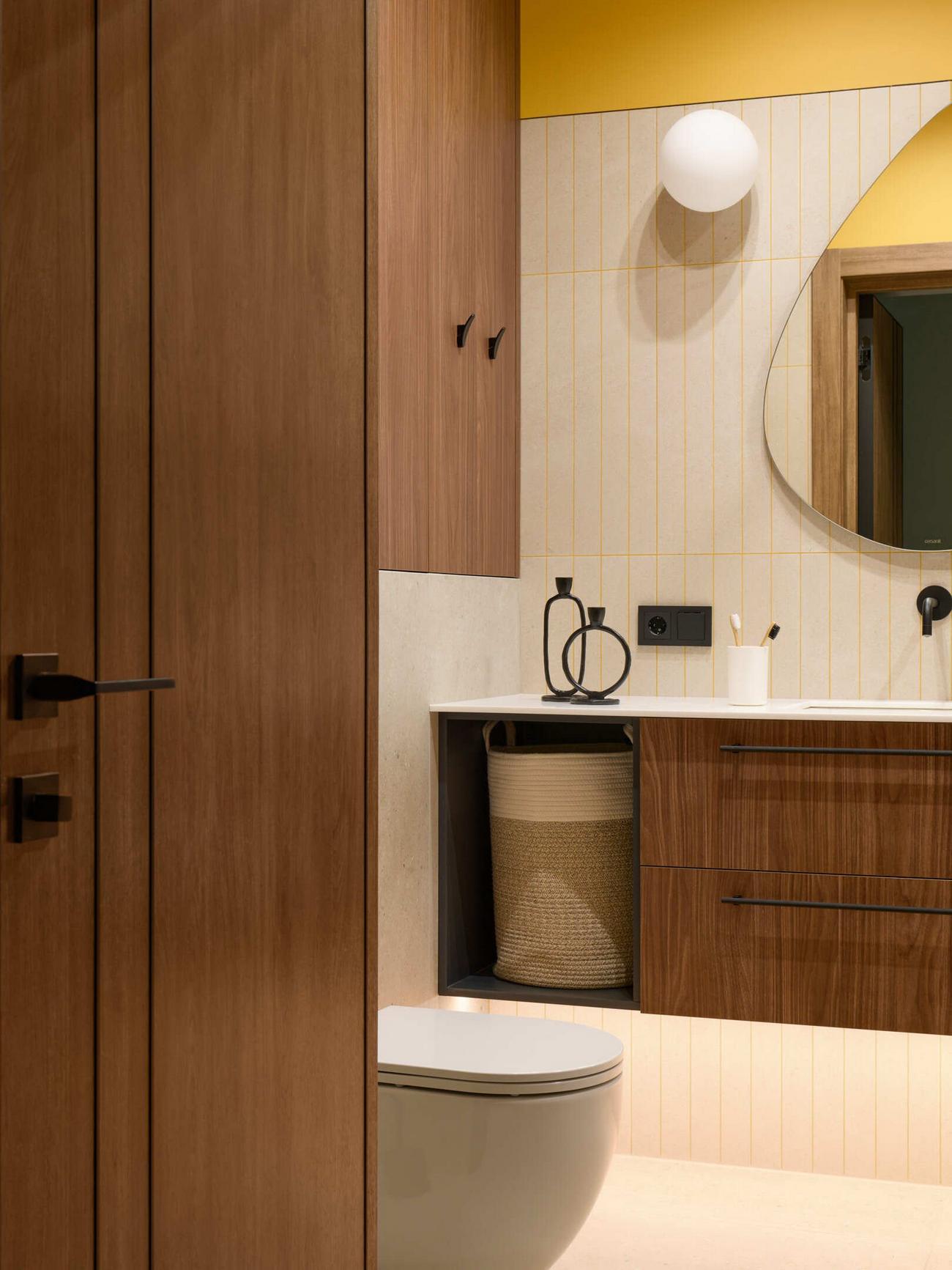 Gurulós mobil konyhasziget informatikus pár és egy cica praktikus új otthonában Gurulós mobil konyhasziget informatikus pár és egy cica praktikus új otthonában