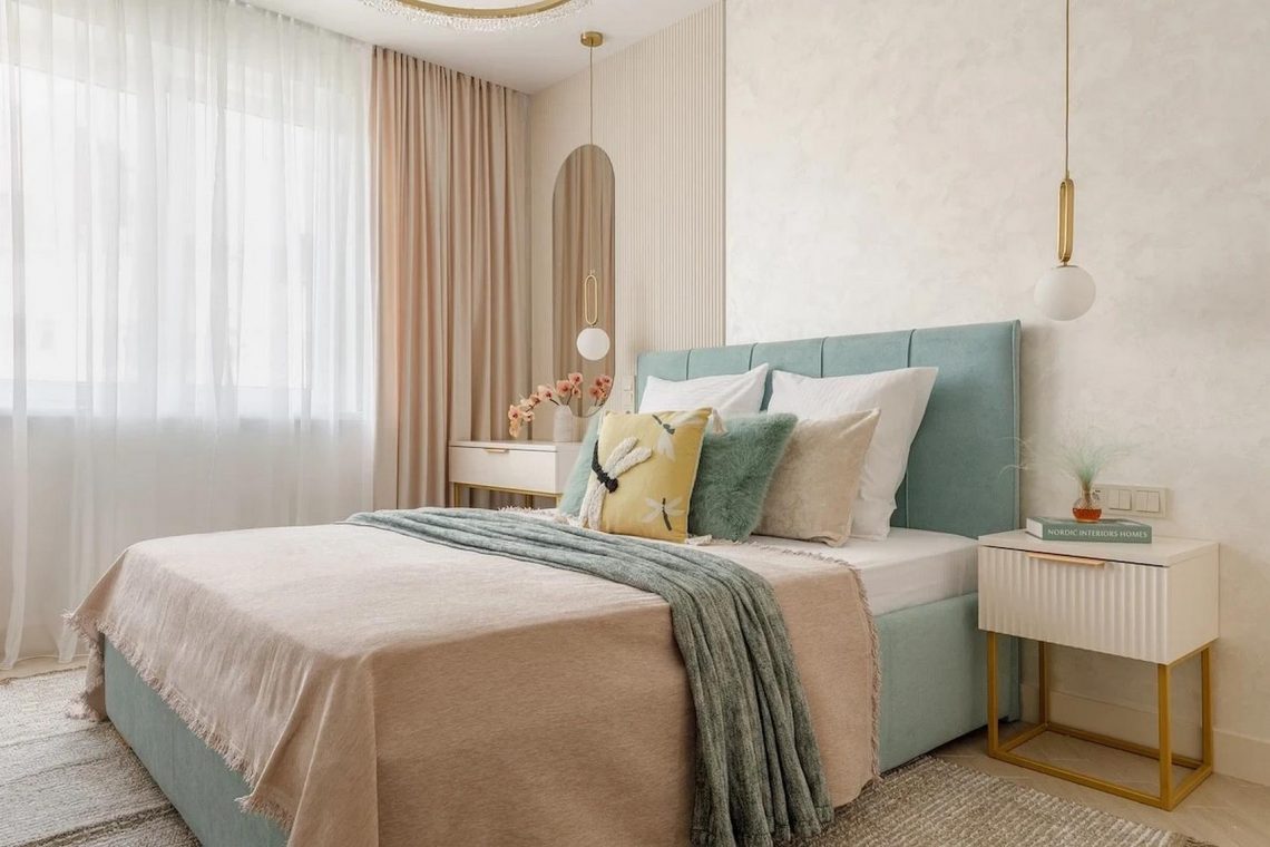 Gyengéd, nőies, tavaszias berendezés pasztellszínekkel egyszobás lakásban