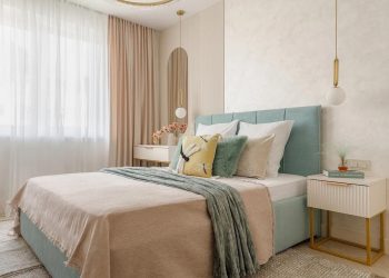 Gyengéd, nőies, tavaszias berendezés pasztellszínekkel egyszobás lakásban