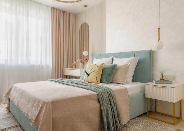 Gyengéd, nőies, tavaszias berendezés pasztellszínekkel egyszobás lakásban