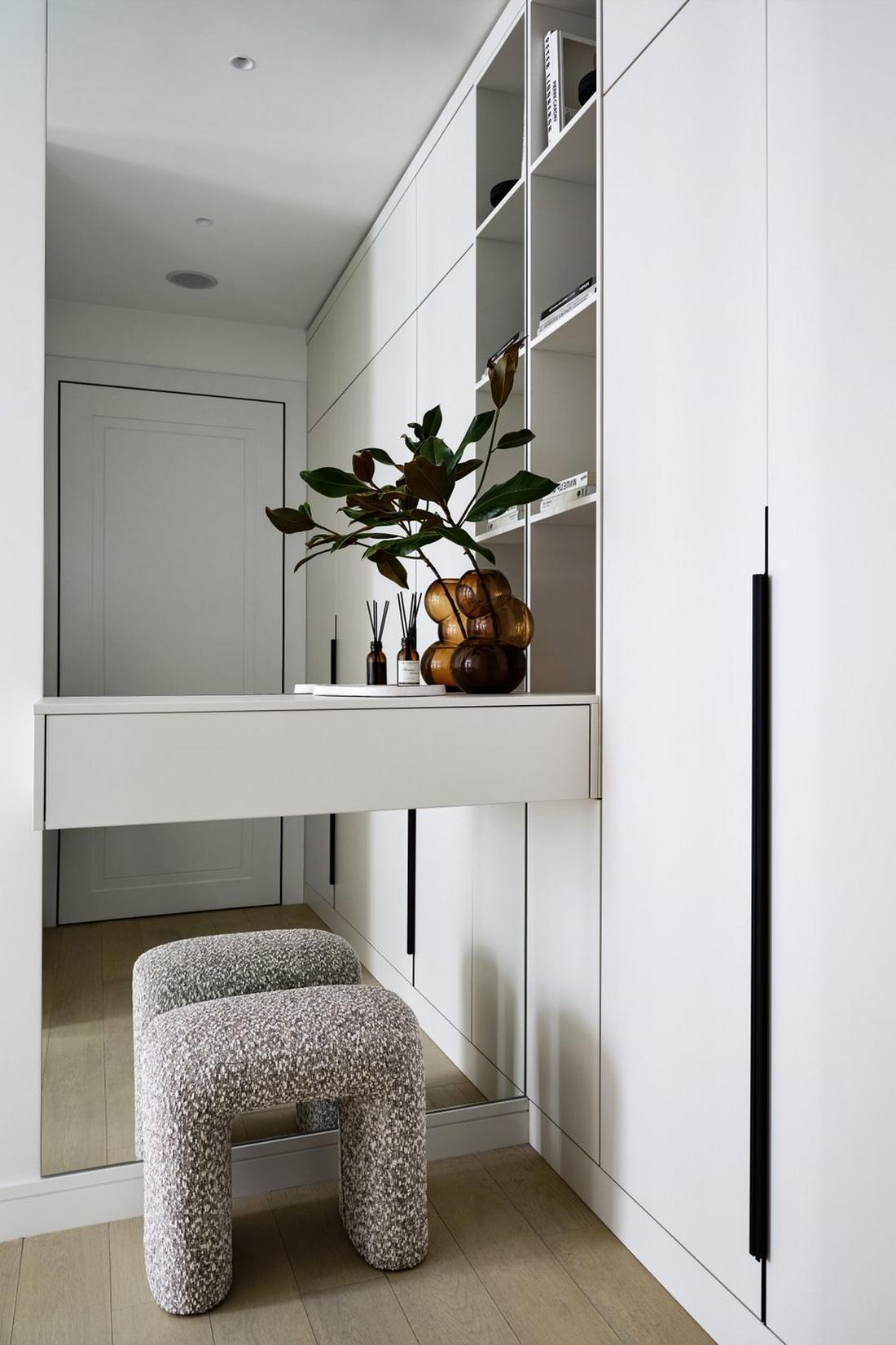 Otthonos és időtálló meleg monokróm lakásdekoráció