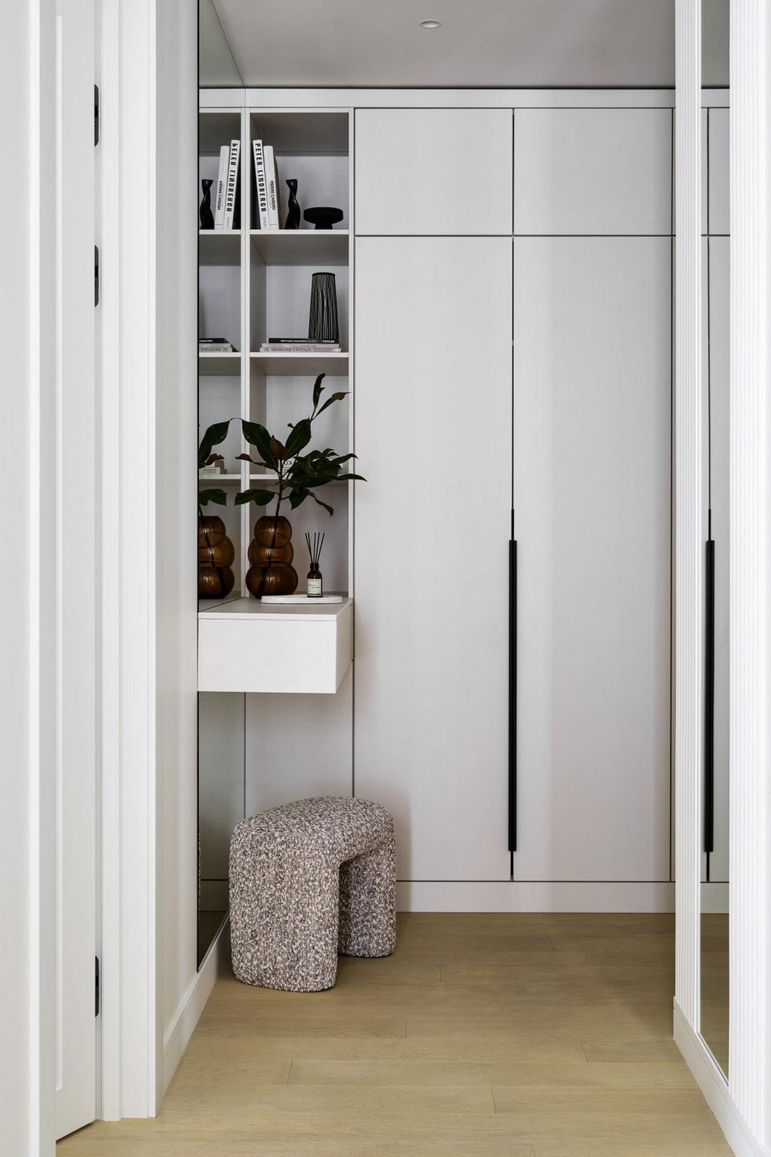 Otthonos és időtálló meleg monokróm lakásdekoráció