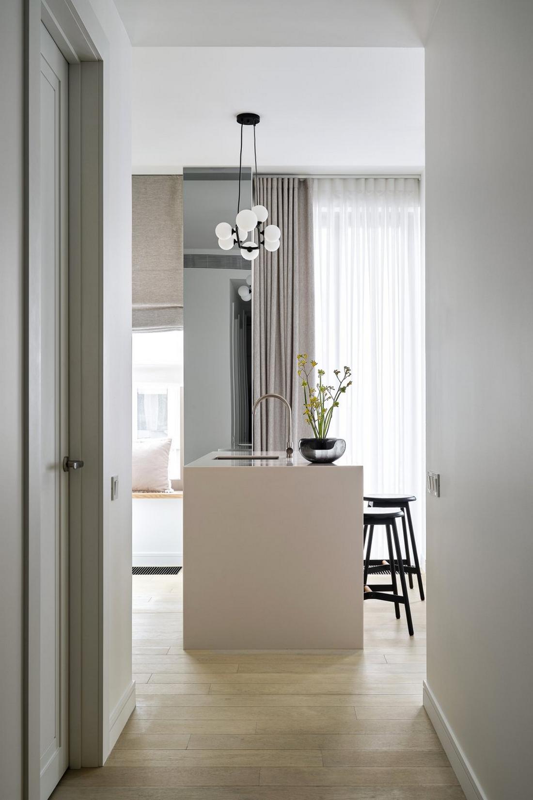 Otthonos és időtálló meleg monokróm lakásdekoráció