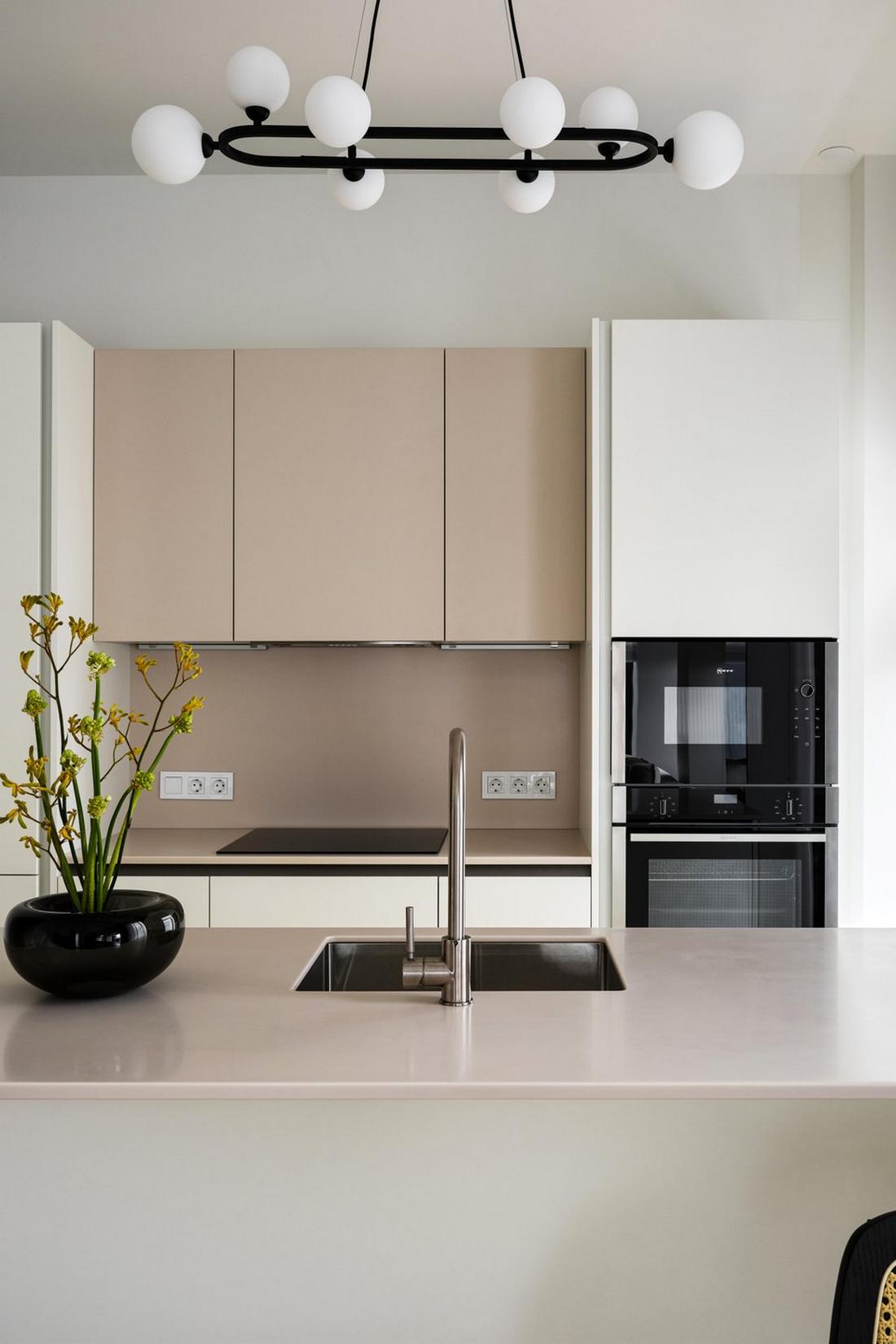 Otthonos és időtálló meleg monokróm lakásdekoráció