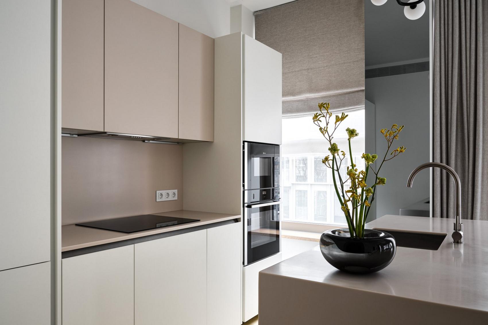 Otthonos és időtálló meleg monokróm lakásdekoráció