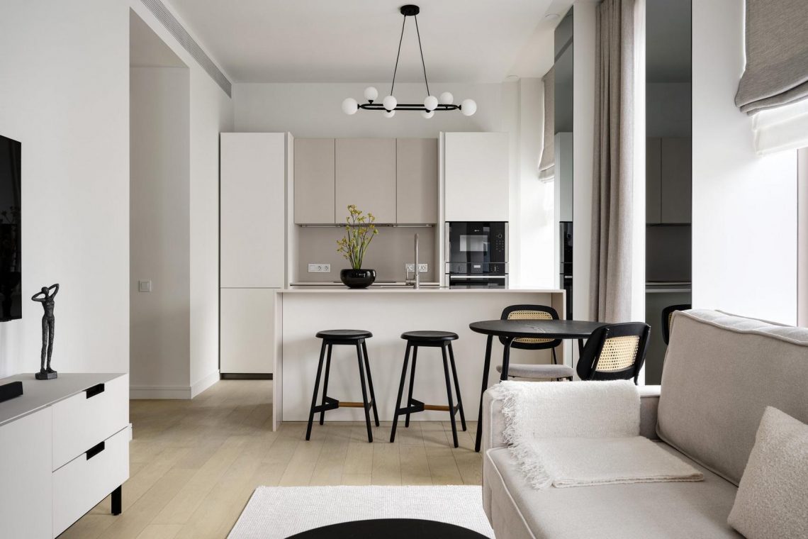 Otthonos és időtálló meleg monokróm lakásdekoráció