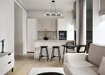 Otthonos és időtálló meleg monokróm lakásdekoráció