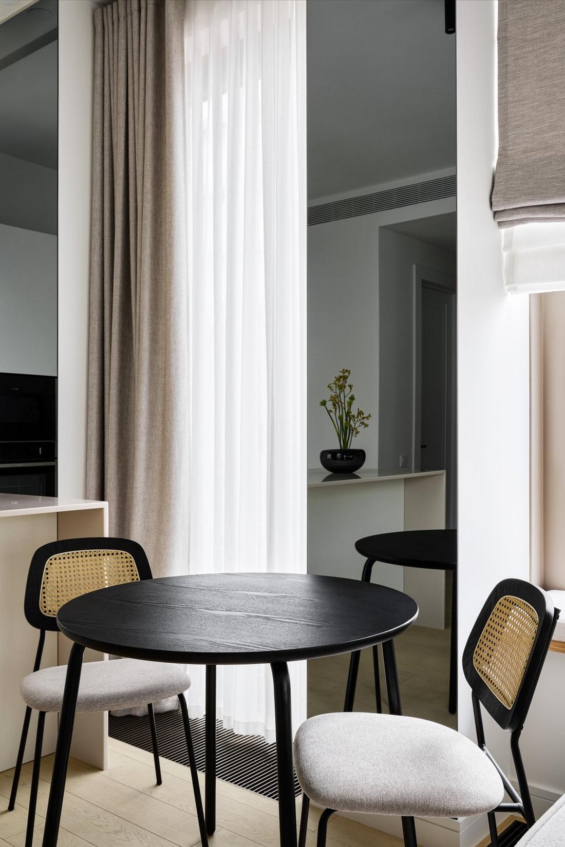 Otthonos és időtálló meleg monokróm lakásdekoráció