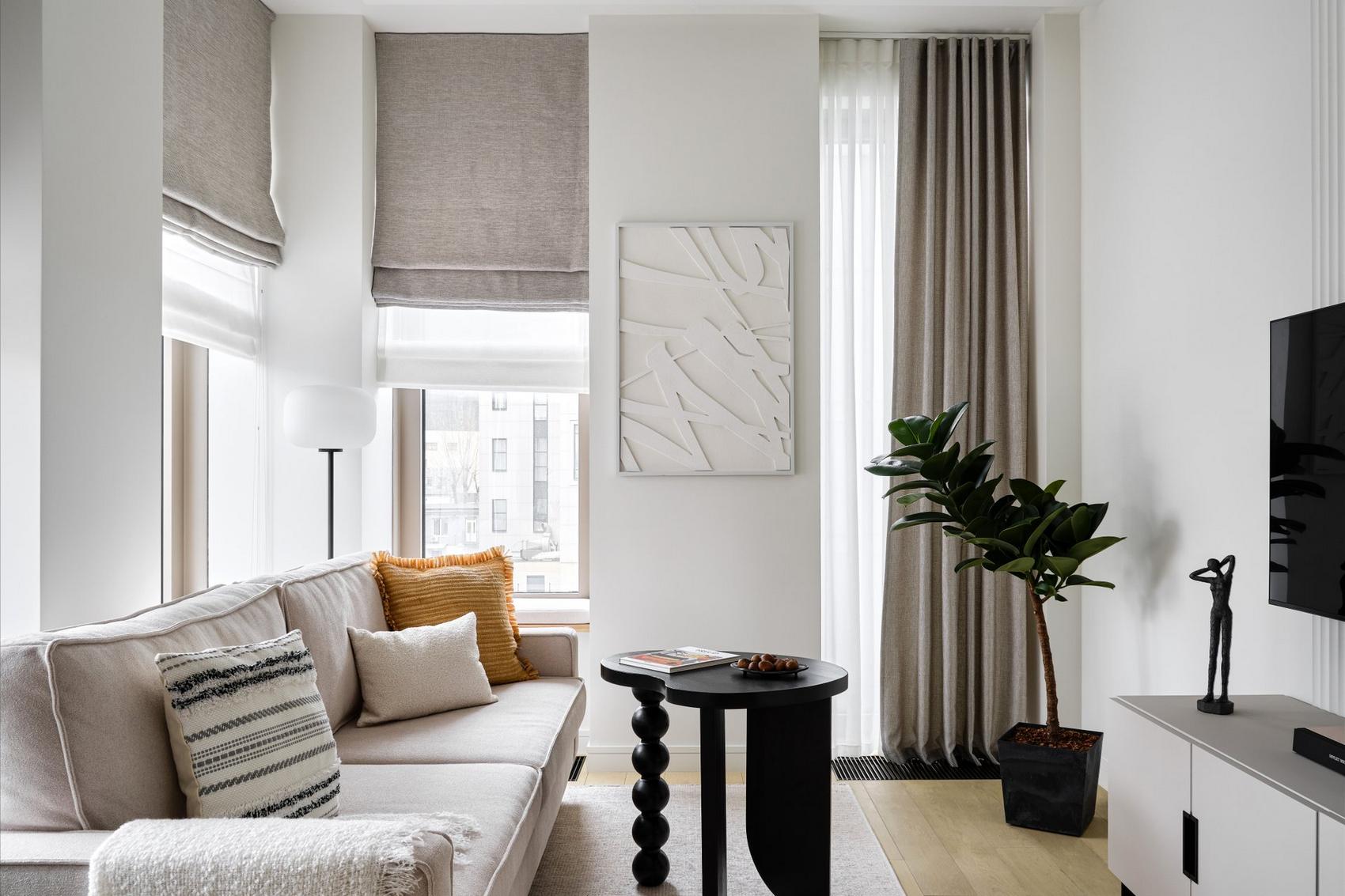 Otthonos és időtálló meleg monokróm lakásdekoráció