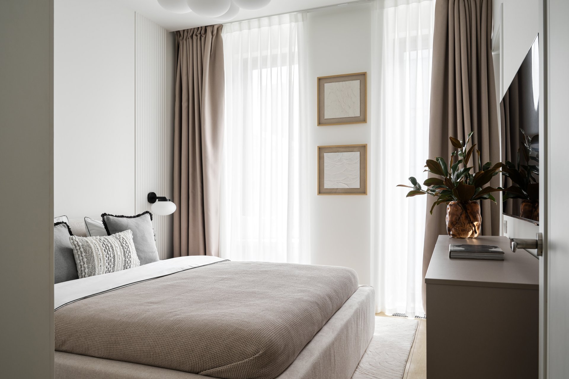 Otthonos és időtálló meleg monokróm lakásdekoráció