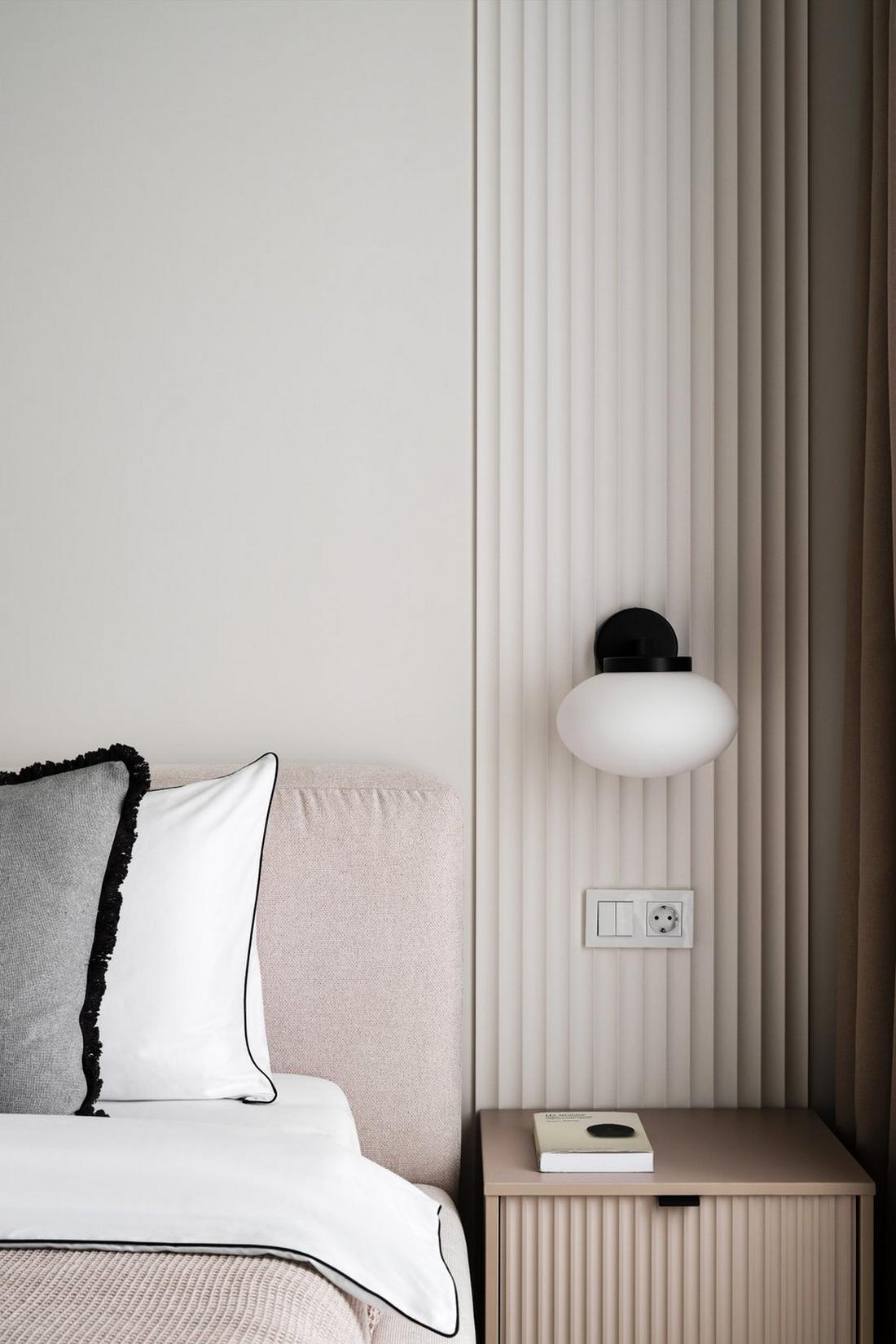 Otthonos és időtálló meleg monokróm lakásdekoráció