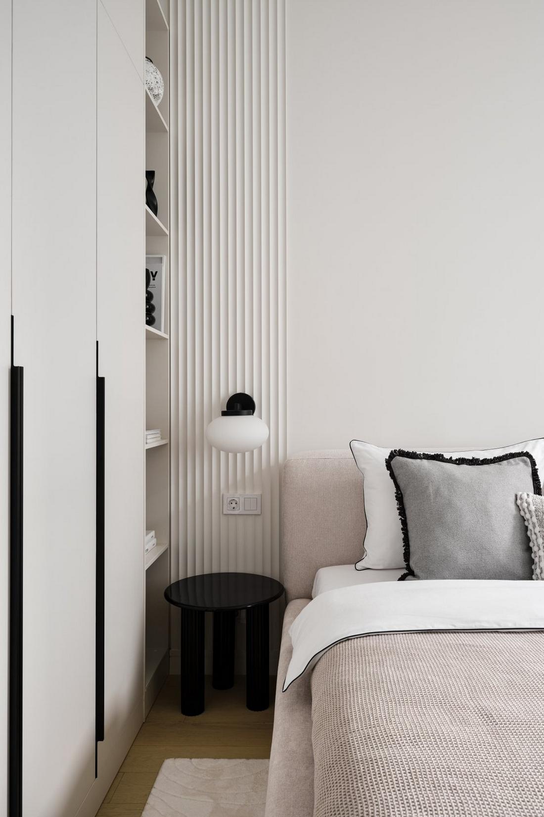 Otthonos és időtálló meleg monokróm lakásdekoráció